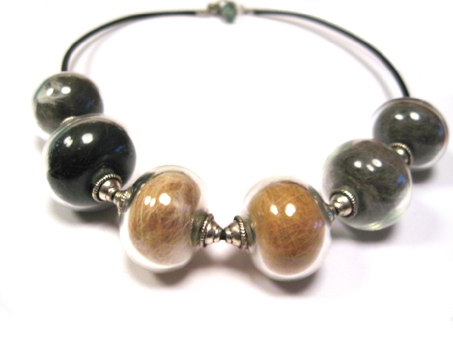 Holle kralen ketting met vacht